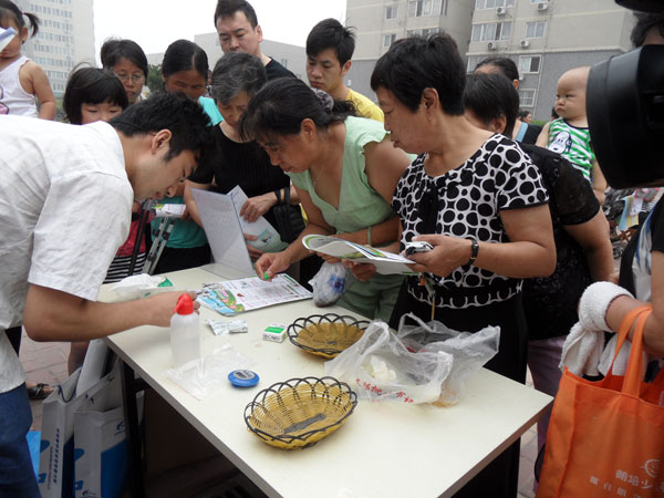 食品安全知識進(jìn)社區(qū) 快速檢測試紙引關(guān)注